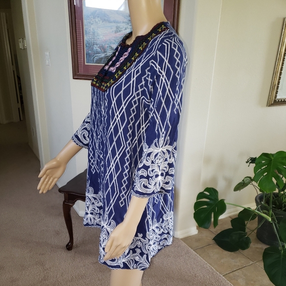 Intricately embroidered chest flowy quarter sleeve - Picture 6 of 9